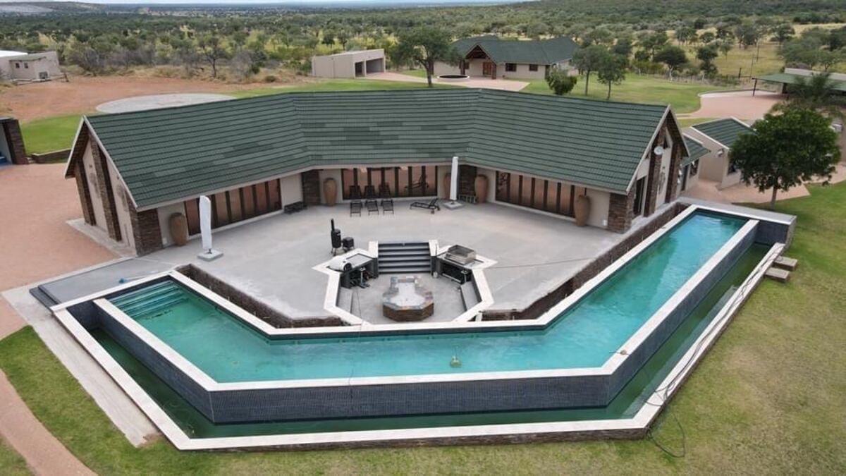 Boshoff Afrikaner Lodge with its 55-metre infinity pool